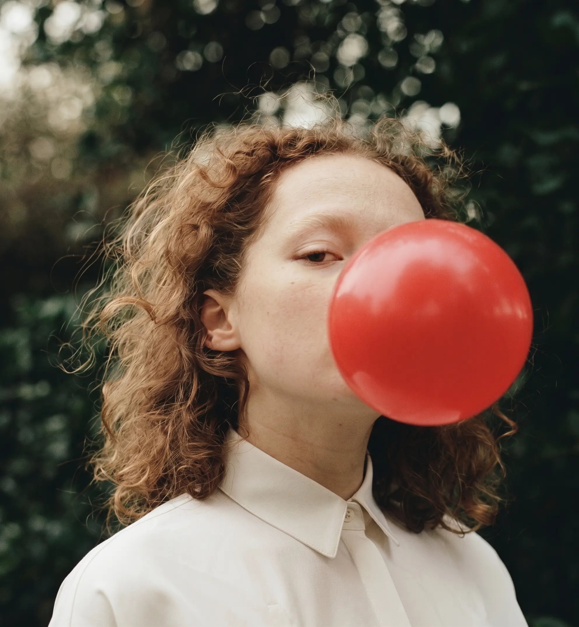 Retrato con globo rojo